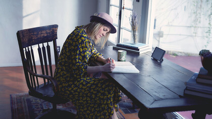 Estoy ardida de escribir tanto como de amar. Tirar una tela roja en el pasto y hacer el amor mientras le recito a las ninfas