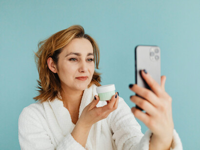 Mujer sacándose selfies
