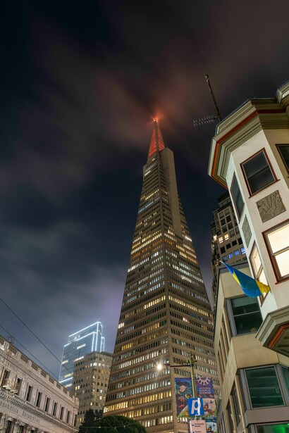 Al dirigir la iluminación exclusivamente hacia el suelo y optar por temperaturas cálidas, devolvemos a la humanidad la capacidad de asombrarse ante la inmensidad del universo. Pirámide Transamerica, San Francisco, California, Estados Unidos
