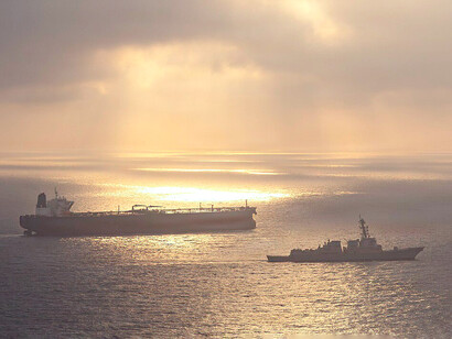 Destructor de misiles guiados impone un bloqueo marítimo a un buque con bandera iraní, 24 de abril de 2026. Foto: Armada de los EE. UU.