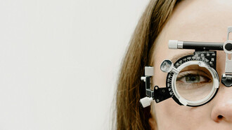 Explore a evolução das políticas de saúde mental no Brasil, desde o INAMPS até a criação da RAPS, e como o Movimento dos Trabalhadores em Saúde Mental desafiou a exclusão, promovendo uma abordagem acolhedora em CAPS e NAPS