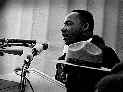 Martin Luther King Jr. discursa na Marcha de Washington por Empregos e Liberdade (EUA, 1963). Da guerra à paz, da violência ao sonho, o cenário que nos invade a imaginação muda e os actores agem de modo diferente