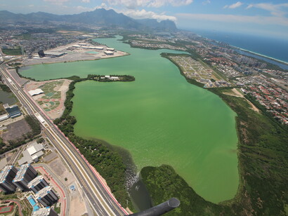 Efeito do lançamento de esgoto sem tratamento nos rios e desses para as lagoas ocorre normalmente no verão a explosão demográfica de cianobactérias que dá a coloração verde nas lagoas. Foto de Mario Moscatelli