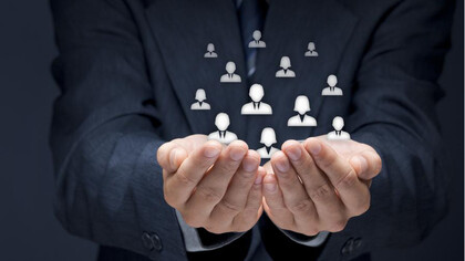 Personas en manos de personas