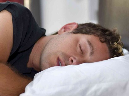 Un hombre joven durmiendo