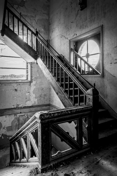 Por primera vez todas las luces de la Casona estaban apagadas, incluso el viejo farol que alumbraba los pasillos de la entrada