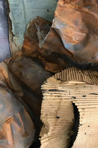 Installation. Al papel se le da un tratamiento de recubrimiento con laca (natural o de soja crudo u otro conservante) para conseguir un efecto impermeable
