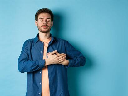 A gesture of presence, where attention shifts from analysis to lived experience