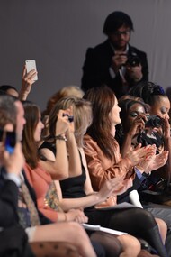 El público graba con sus cámaras y teléfonos móviles un desfile de moda