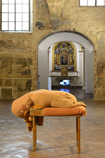 Berlinde De Bruyckere - Animal, 2003, coperte, lana, legno, 135 x 75 x 152 cm - Courtesy AGIVERONA Collection, GALLERIA CONTINUA, San Gimignano / Beijing / Les Moulins / Habana - Veduta Sagrestia Vecchia, Santa Maria della Scala, Siena - Ph. Michele Alberto Sereni