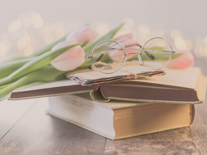 Libros con rosas y unas gafas encima