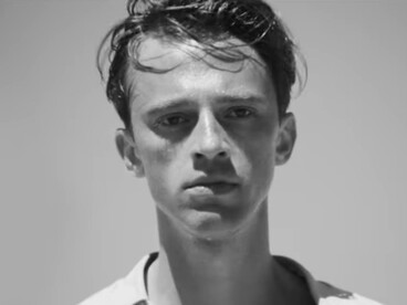 Il film di Ozon traduce in immagini il silenzio interiore che Camus affidava alla scrittura asciutta del romanzo. Una scena dal trailer con Benjamin Voisin che interpreta Meursault