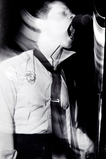 Bruce Conner (1933-2008)
Set of 26 punk photos, 1978/1985 Impressão em Gelatina de prata [Gelatin Silver Print] Conjunto de 26 fotos, medindo 28 x 35,5 cm cada [Set of 26 photographs, measuring 11 x 14 in. each] BC-0014
Courtesy: The Conner Family Trust, Kohn Gallery and Bergamin & Gomide