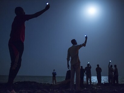 John Stanmeyer/National Geographic
Gibuti, Gibuti
Migranti somali si riversano di notte sulle coste di Gibuti alla ricerca di un segnale gratuito
per il cellulare.
