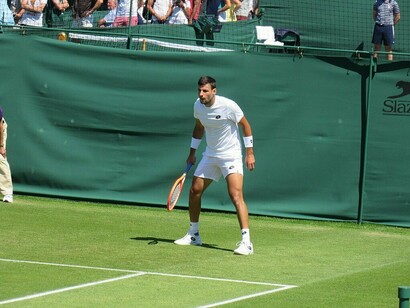 La consuetudine di giocare in bianco rispecchia la tradizione di uno sport pulito e limpido come deve essere il tennis, dove le scorrettezze restano fuori dal rettangolo di gioco e l’educazione dei giocatori deve essere assoluta