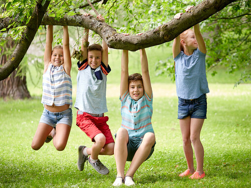 Es importante que los niños jueguen, exploren, corran y salten 