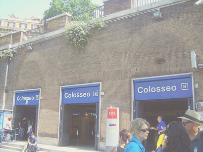 Metro Colosseo, Roma, Italia. L'esperimento, durante la drammatica pandemia dovuta al Covid, dell'uso dello smart working, ha mostrato la possibilità di poter lavorare da remoto, sebbene i costi sociali non siano stati ancora ben apprezzati