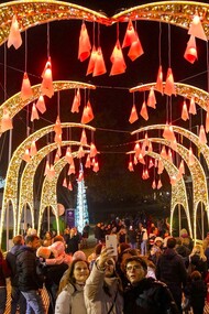 Turistas tiram foto de iluminação de Natal em Perlim, em Santa Maria da Feira, Distrito de Aveiro, Portugal