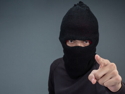 El efectivo, las redes de lavado de dinero y las organizaciones benéficas falsas siguen siendo métodos mucho más prevalentes para el financiamiento terrorista