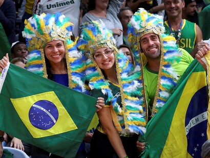 Brasileiros fantasiados em Rio 2016