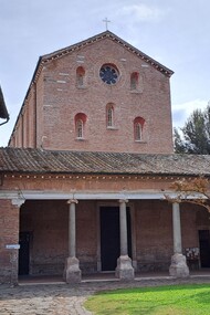 Chiesa dei Santi Vincenzo e Anastasio, facciata principale, in stile romanico austero e severo con facciata in laterizio, edificata a partire dal 1140, ph. Angelica Maria Luciani