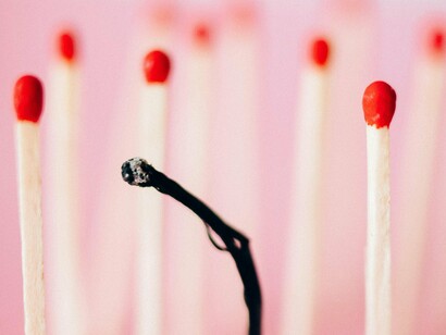 Além disso, é hora de revisar o discurso da “resiliência infinita”. Embora a resiliência seja importante, ela não pode servir de desculpa para manter estruturas abusivas. Não se trata de ensinar os profissionais a suportarem tudo. Trata-se de construir ambientes onde não seja necessário suportar tanto




