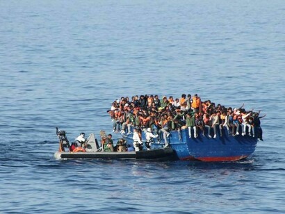 Embarcación repleta de inmigrantes en el Mediterráneo