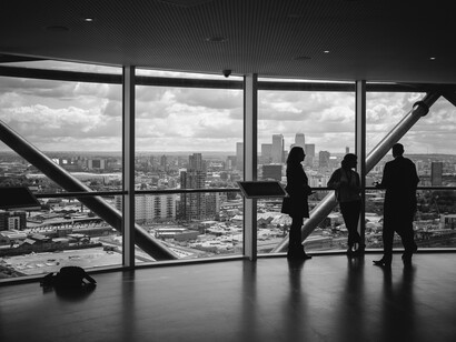 Antaño era habitual ir puerta por puerta dejando currículums; hoy se utilizan las redes sociales e internet