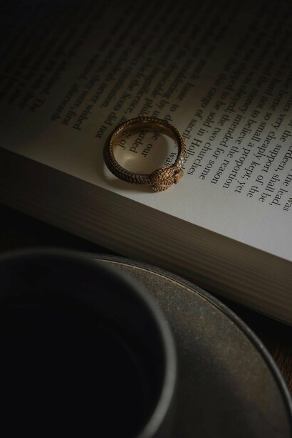 Un anello che raffigura un simbolo della tradizione alchemica, l'uroboro