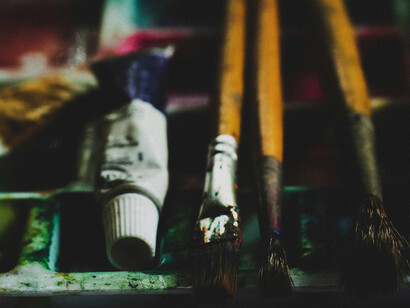 La mancha no era mía, pero estaba a mi lado  
(en la mesita gris de tercer grado “B”), y sin saber qué hacer, la miré y sonreí