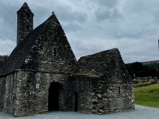 Un recorrido por el histórico valle de Glendalough revela antiguas torres de piedra y cruces celtas envueltas en leyendas de santos y fantasmas. Iglesia de San Kevin, Glendalough, Irlanda