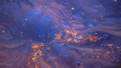 Vista aérea de la gigante mina de cobre y plata Collahuasi-Ujina a 4000 m en Los Andes, Chile