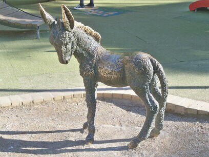 A través de una sucesión de poemas en prosa, el autor nos va introduciendo en una obra colmada de metáforas, basada en sus vivencias con un borriquillo. Platero, escultura en bronce, 2023, en el Parque de Málaga, Málaga, España