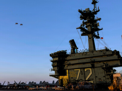 Cualquier argumento es bueno con tal de arrastrarnos al campo de batalla. Una batalla que, claro está, ni ellos ni sus hijos librarán jamás en defensa de sus intereses. El USS Abraham Lincoln presta apoyo a la Operación Epic Fury