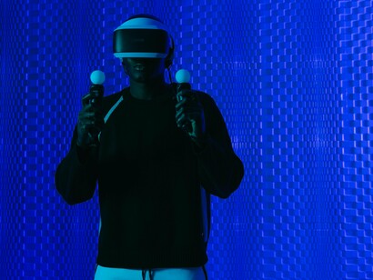 A oitava geração trouxe a continuação do conflito das duas últimas épocas. Novamente a Nintendo apostou na inovação com o seu aparelho Wii U mas desta vez o resultado foi outro. O console trazia uma tela sensível ao toque dentro do próprio controle, mas não era prático pois a inovação obrigava os jogadores a dividir sua atenção entre a tela na mão e da televisão. O resultado foi o console tendo um resultado muito decepcionante comparado com o histórico da Nintendo vendendo míseros 13 milhões de unidades