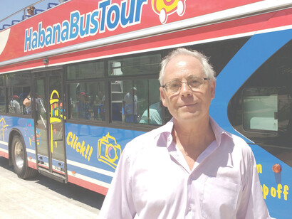 Paco Cerezo frente al autobús del HabanaBusTour. Foto cortesía del autor