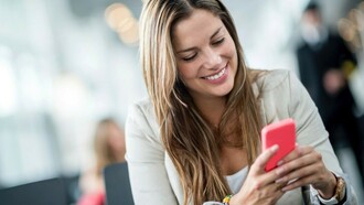 Una chica chateando desde su teléfono móvil