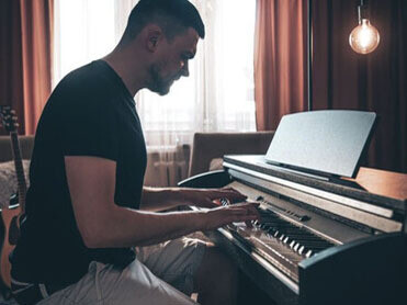 A lo lejos alguien toca el piano. Siento que prepara una melodía y la música vuela por el aire 