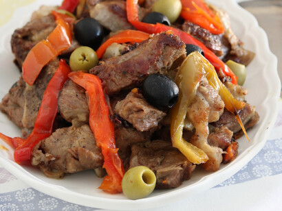 Agnello con peperoni e olive all’abruzzese, un secondo piatto dal sapore rustico e particolare