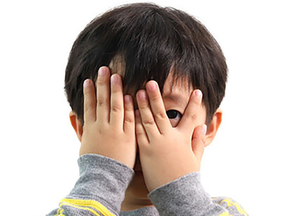 Le persone timide diffidano dei contesti affollati