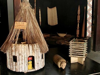 Museu indígena Pataxó em Santa Cruz Cabrália, Bahia. Quando um jovem se vê representado em uma exposição, quando identifica traços de sua ancestralidade, quando entende os processos que moldaram sua realidade, ele fortalece sua autoestima e sua consciência crítica. Essa dimensão simbólica da visita ao museu é de extrema relevância, especialmente em um país como o Brasil, cuja diversidade cultural é uma de suas maiores riquezas. Ao incentivar esse tipo de vivência, estamos promovendo um processo de pertencimento e valorização do patrimônio coletivo

