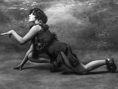 Colette, écrivaine française. En 1907, l’écrivaine cause scandale en interprétant un personnage sulfureux et décomplexé dans un mimodrame