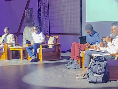 À esquerda, Prof. Carlos Nhangumele e o Prof. Leonardo Jossai, à direita, o poeta Luís Nhazilo (apresentador do evento) e o autor do livro, Rei do Gado, em lançamento do livro