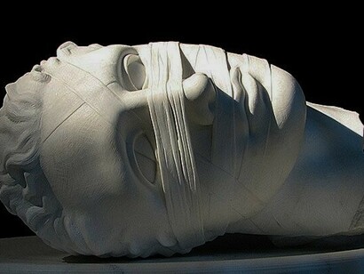 Tra tante persone cieche, occorre che ve ne sia almeno una che, pur avendo paura di rimanere contagiata, si faccia carico di aiutare chi non vede