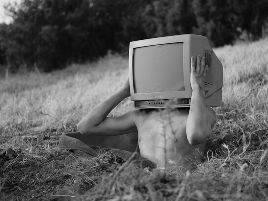 A televisão clandestina surgiu da combinação entre o avanço tecnológico e o espírito contestador da época. Equipamentos como transmissores caseiros, videocassetes e câmeras analógicas tornaram-se mais acessíveis, permitindo que produtores independentes experimentassem novas formas de expressão audiovisual