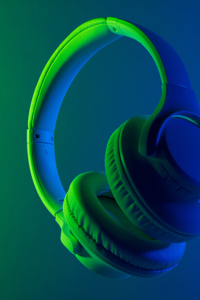 Fone de ouvido. Desliga essa chamada e me esqueça, sua gatuna