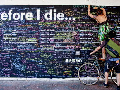 Un par de jóvenes, poniendo su granito de arena en el mural