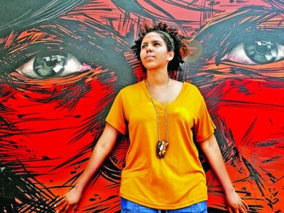 Martanoemí posa delante de una de sus obras.