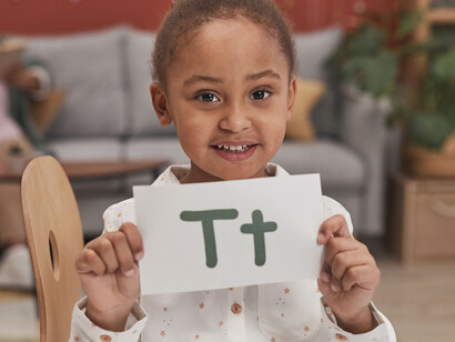 Aprendendo sobre o alfabeto em casa durante a pandemia de COVID-19 e o ensino remoto