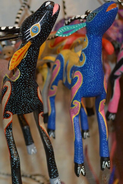 Alebrijes en venta en el taller Jacobo y María Ángeles, San Martín Tilcajete, Oaxaca, México